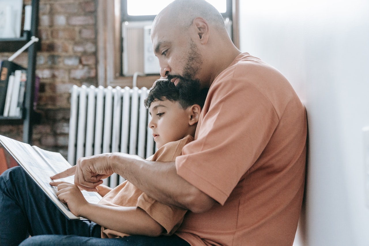 Padre instruyendo a su hijo